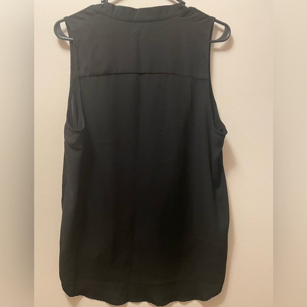 Women’s sleeveless blouse with inverted pleat
